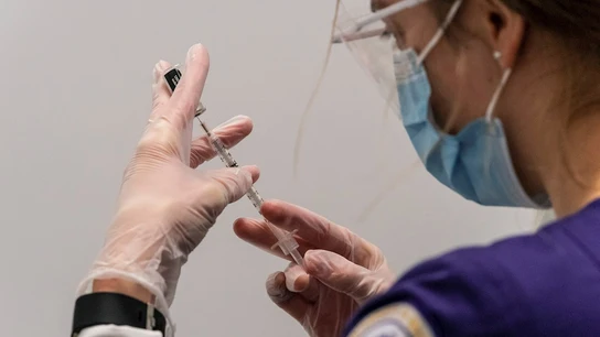 Una sanitaria preparando una dosis de Pfizer Vacunación