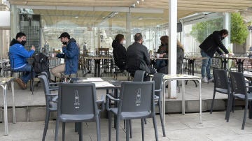 Varias personas en la terraza de un restaurante en A Coruña