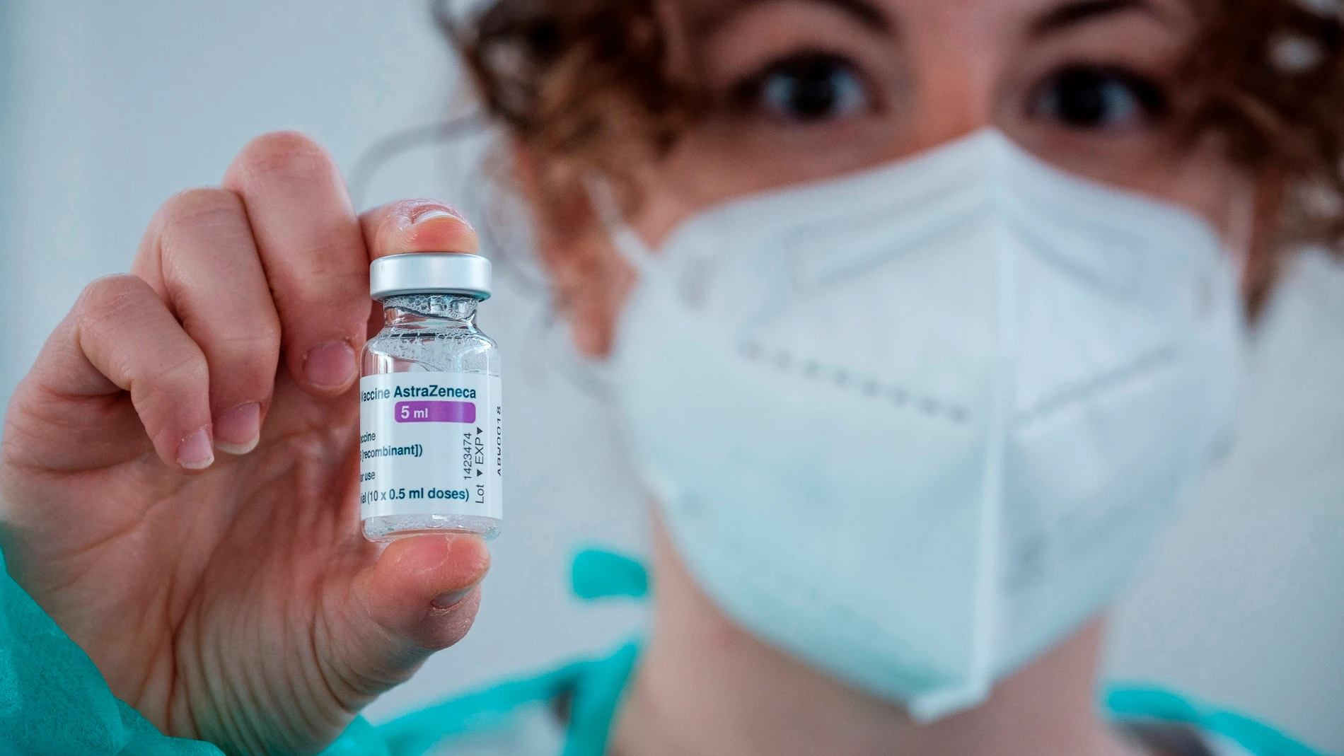 Una sanitaria sostiene una dosis de la vacuna de AstraZeneca