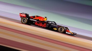 Max Verstappen lidera en Bahréin