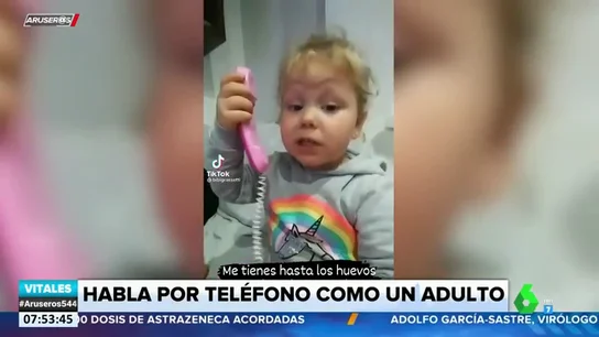 "No me llames más, me tienes hasta los vuelos": una niña pequeña imita la conversación telefónica de su madre "No me llames más, me tienes hasta los vuelos": una niña pequeña imita la conversación telefónica de su madre