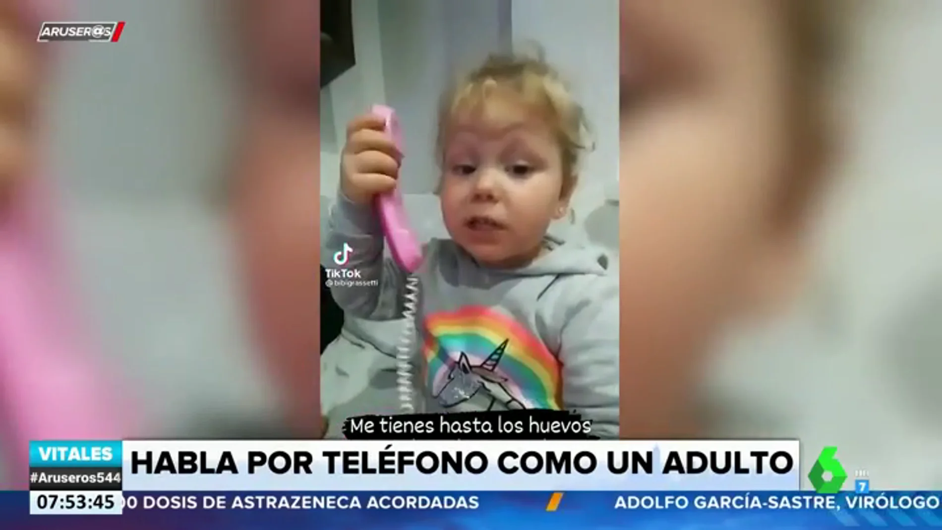 "No me llames más, me tienes hasta los vuelos": una niña pequeña imita la conversación telefónica de su madre