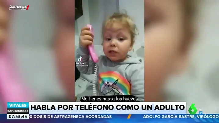 "No me llames más, me tienes hasta los vuelos": una niña pequeña imita la conversación telefónica de su madre