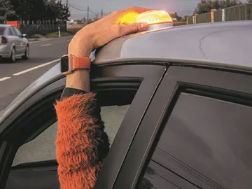 Así funciona la luz de emergencia V-16 que sustituirá a los triángulos Así funciona la luz de emergencia V-16 que sustituirá a los triángulos