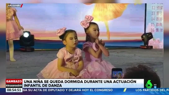 Una niña se duerme en plena actuación durante un festival de baile Una niña se duerme en plena actuación durante un festival de baile
