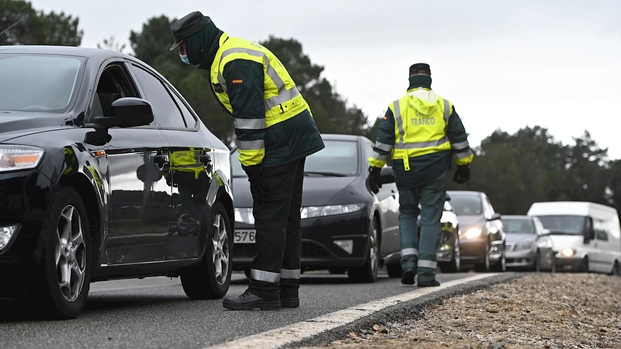  Varios guardias civiles de tráfico montan un control de carretera en la AP-6.