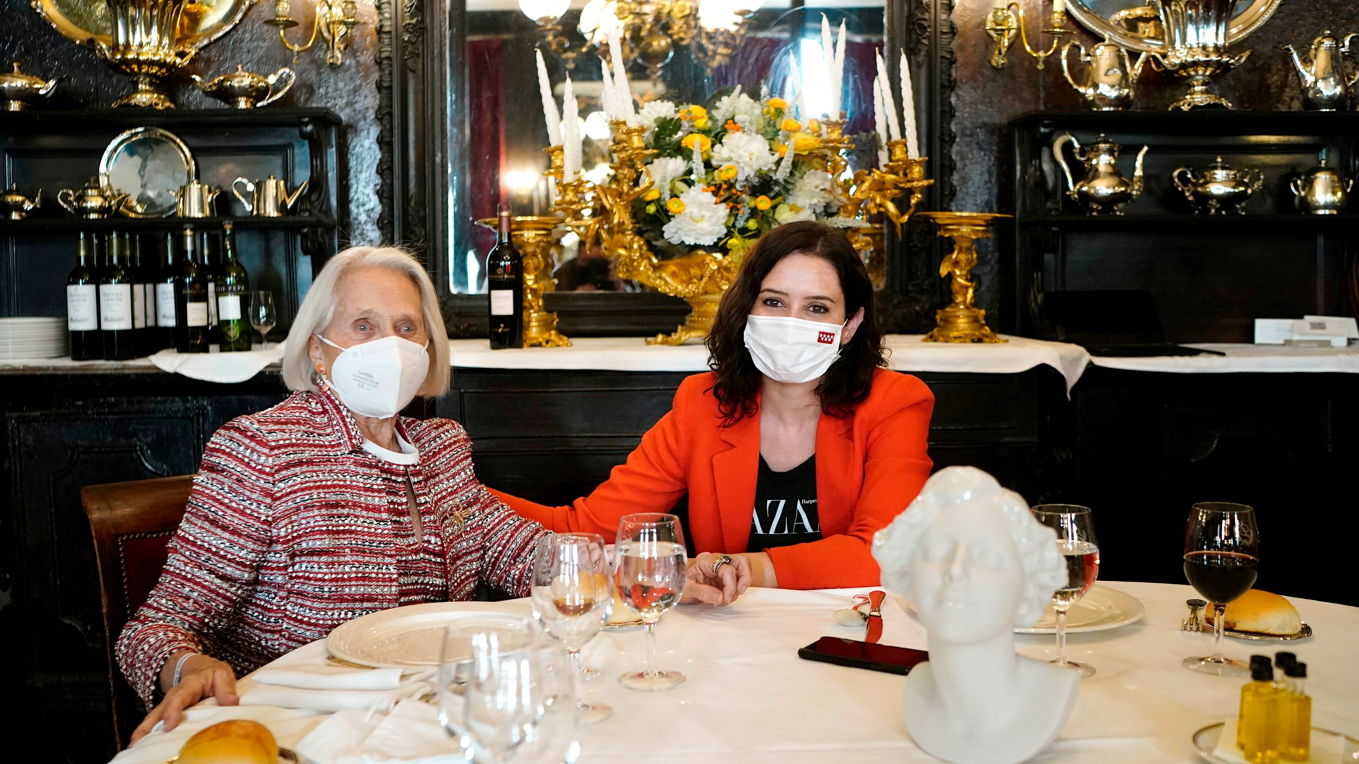 Isabel Díaz Ayuso, en el restaurante Lhardy junto los responsables del local