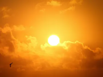 Sol tras las nubes Sol tras las nubes