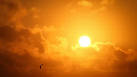 Sol tras las nubes Sol tras las nubes