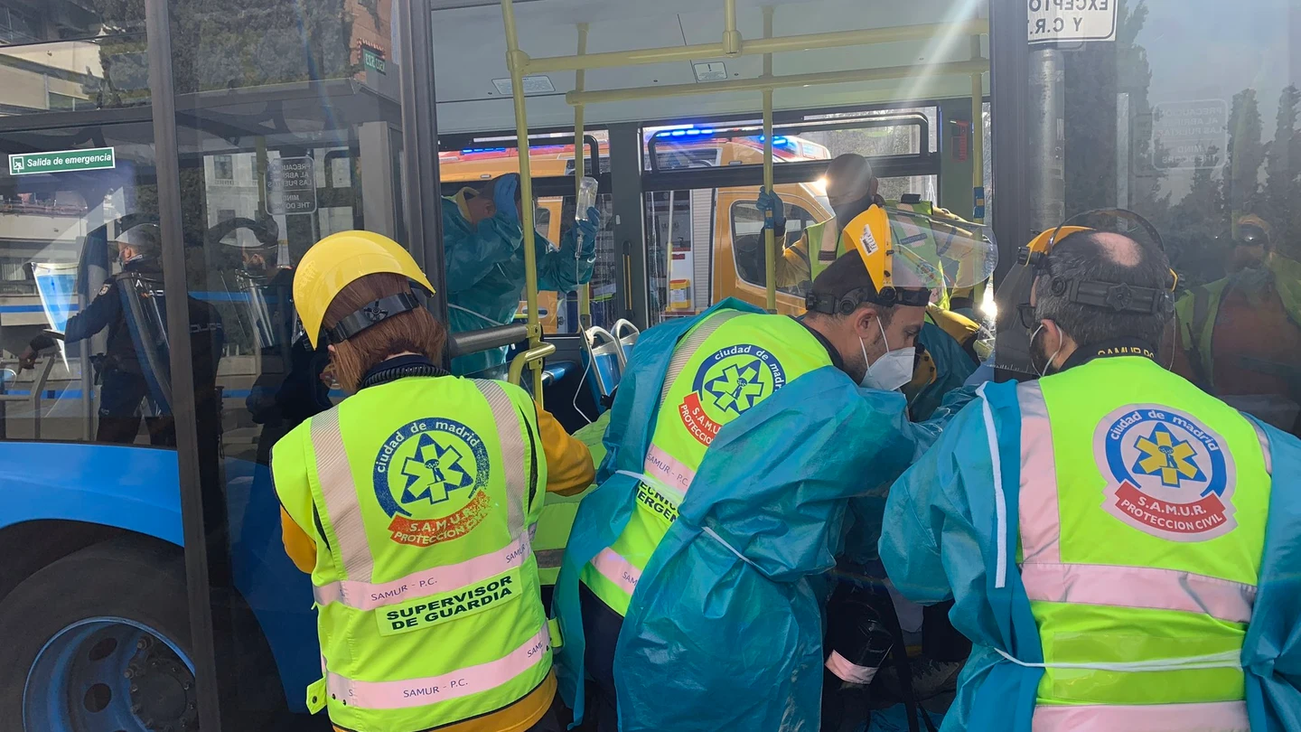 Una mujer, apuñalada en un bus de la EMT Una mujer, apuñalada en un bus de la EMT