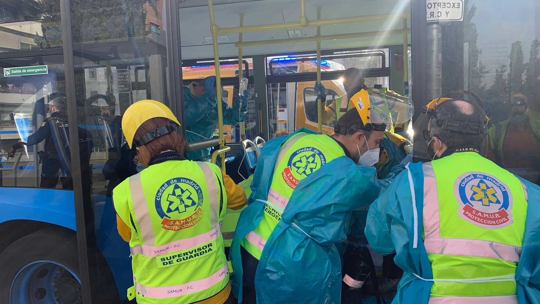 Una mujer, apuñalada en un bus de la EMT