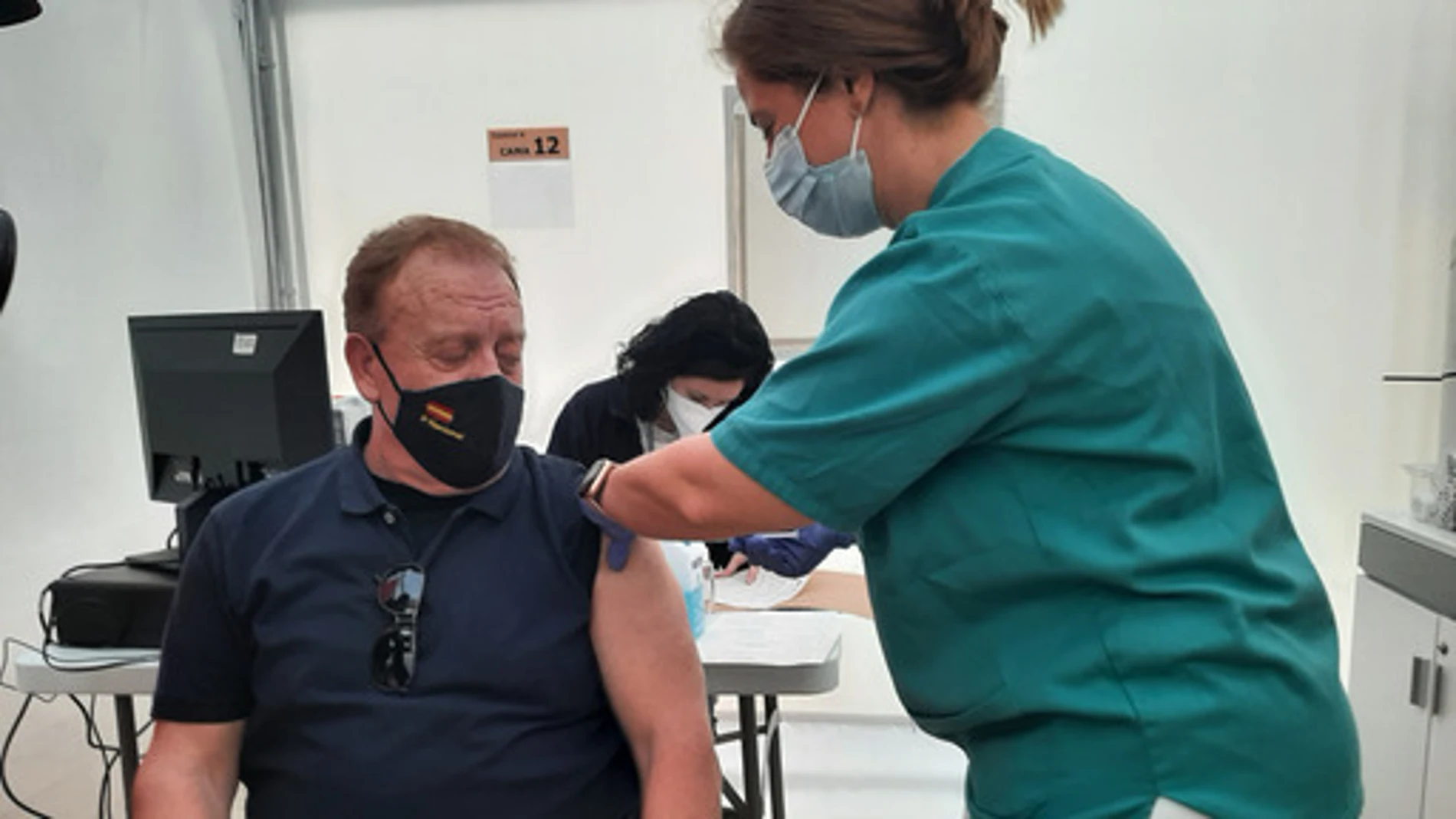 Un policía mayor de 55 años se vacuna con AstraZeneca en Alicante