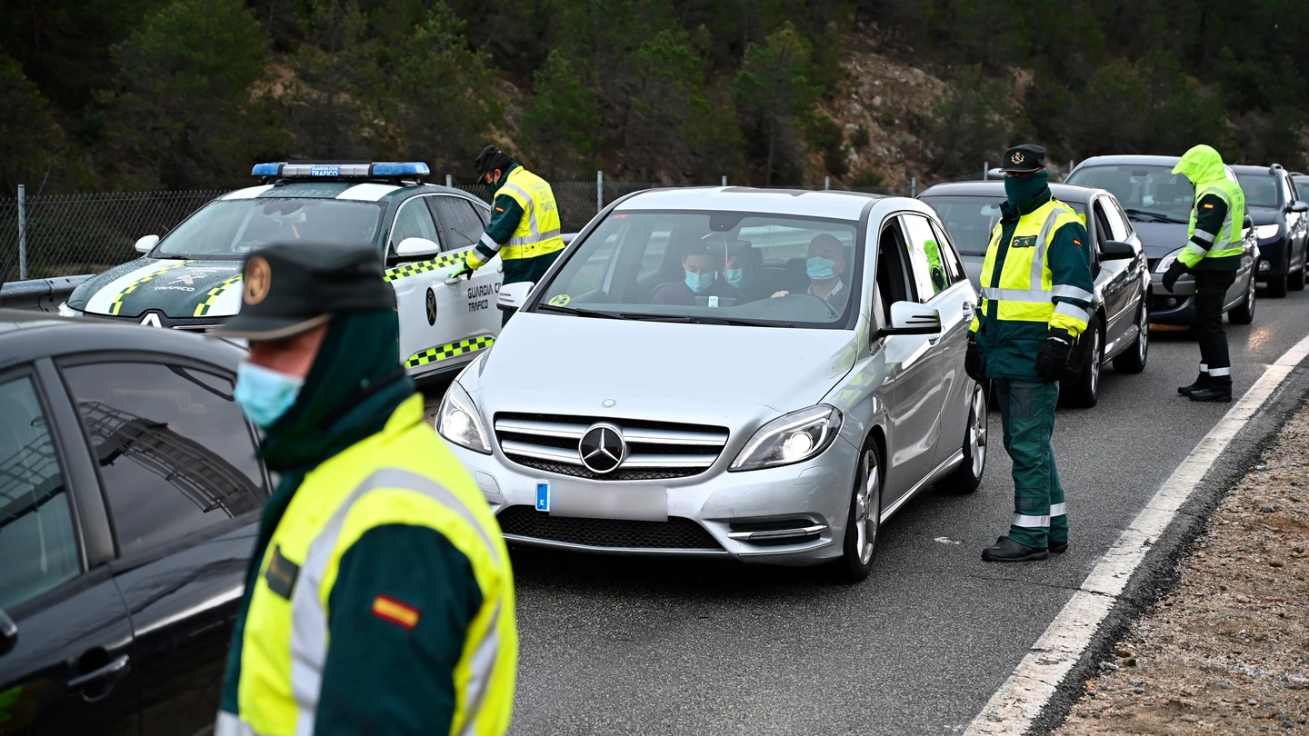 La Guardia Civil monta controles perimetrales para vigilar la movilidad por la pandemia La Guardia Civil monta controles perimetrales para vigilar la movilidad por la pandemia