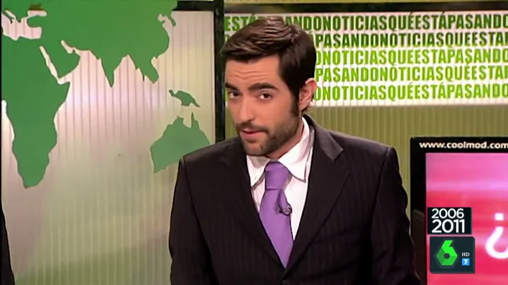 Cuando un jovencísimo Dani Mateo se vestía de traje para dar las 'noticias'