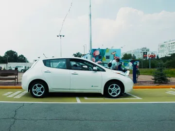 Un coche eléctrico en un área de servicio Un coche eléctrico en un área de servicio
