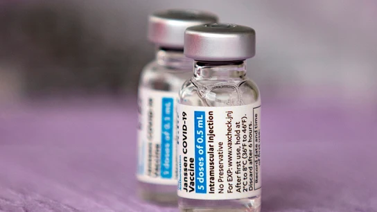 Dos dosis de la vacuna contra el coronavirus de Janssen Dos dosis de la vacuna contra el coronavirus de Janssen