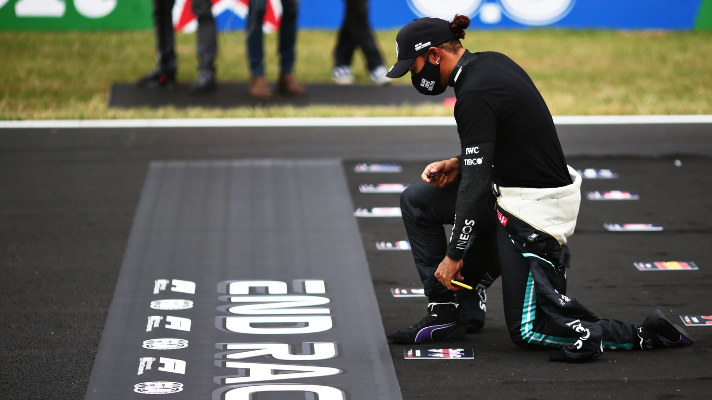Lewis Hamilton se arrodilla en GP de Portugal 2020 Lewis Hamilton se arrodilla en GP de Portugal 2020