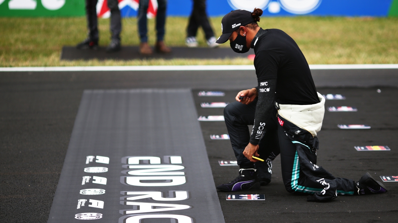 Lewis Hamilton seguirá arrodillándose para pelear contra el racismo: "Los niños se preguntarán por qué lo hacemos"