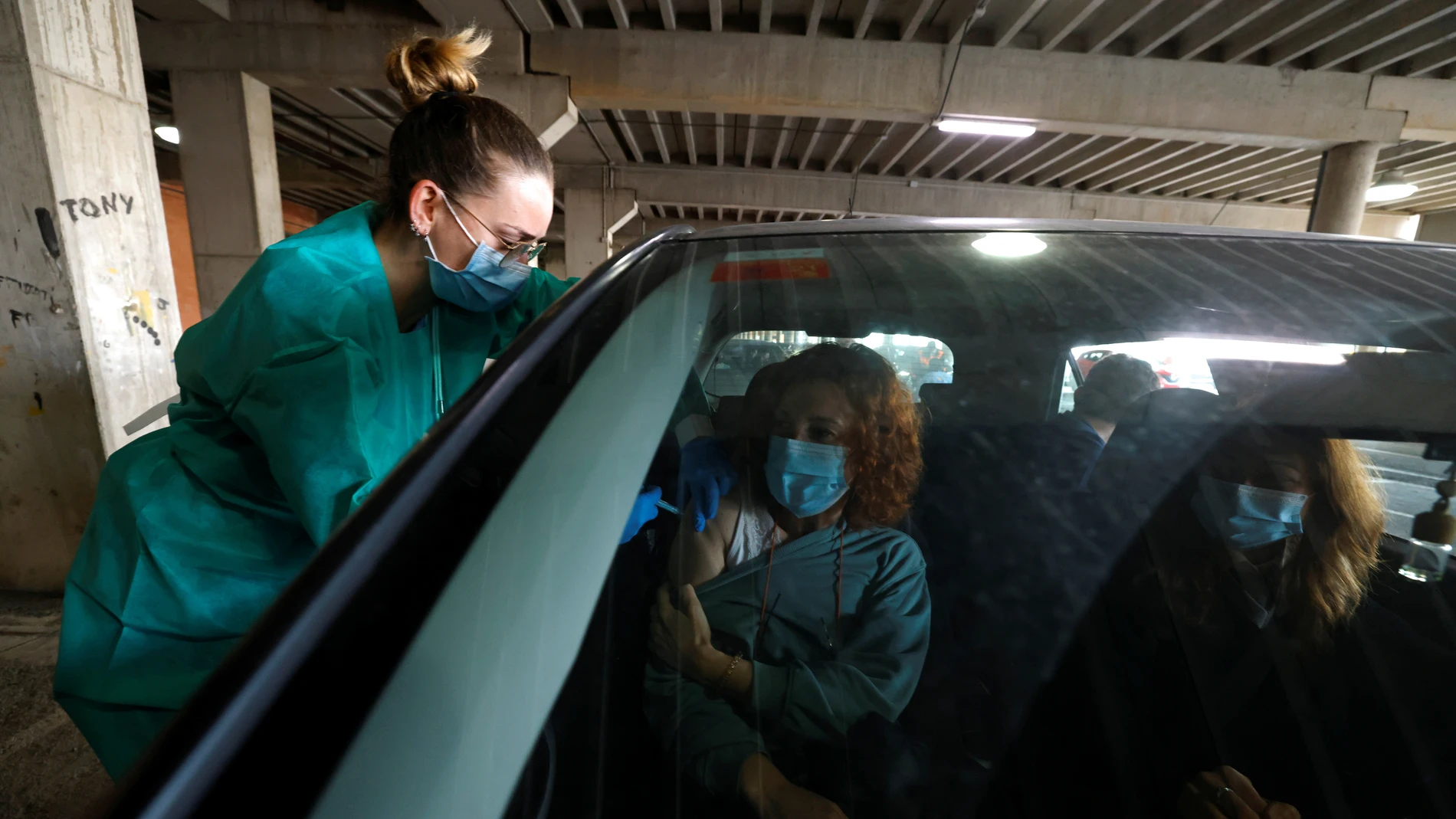 Una mujer recibe la vacuna de AstraZeneca en Huelva