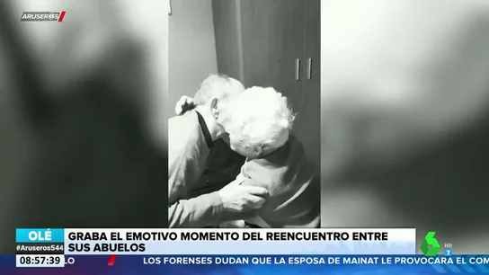 El emotivo reencuentro entre dos ancianos tras semanas sin verse por el coronavirus El emotivo reencuentro entre dos ancianos tras semanas sin verse por el coronavirus