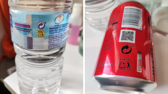 Botella de agua y lata de refresco que indica dónde depositar el envase una vez consumido el producto: al amarillo Botella de agua y lata de refresco que indica dónde depositar el envase una vez consumido el producto: al amarillo