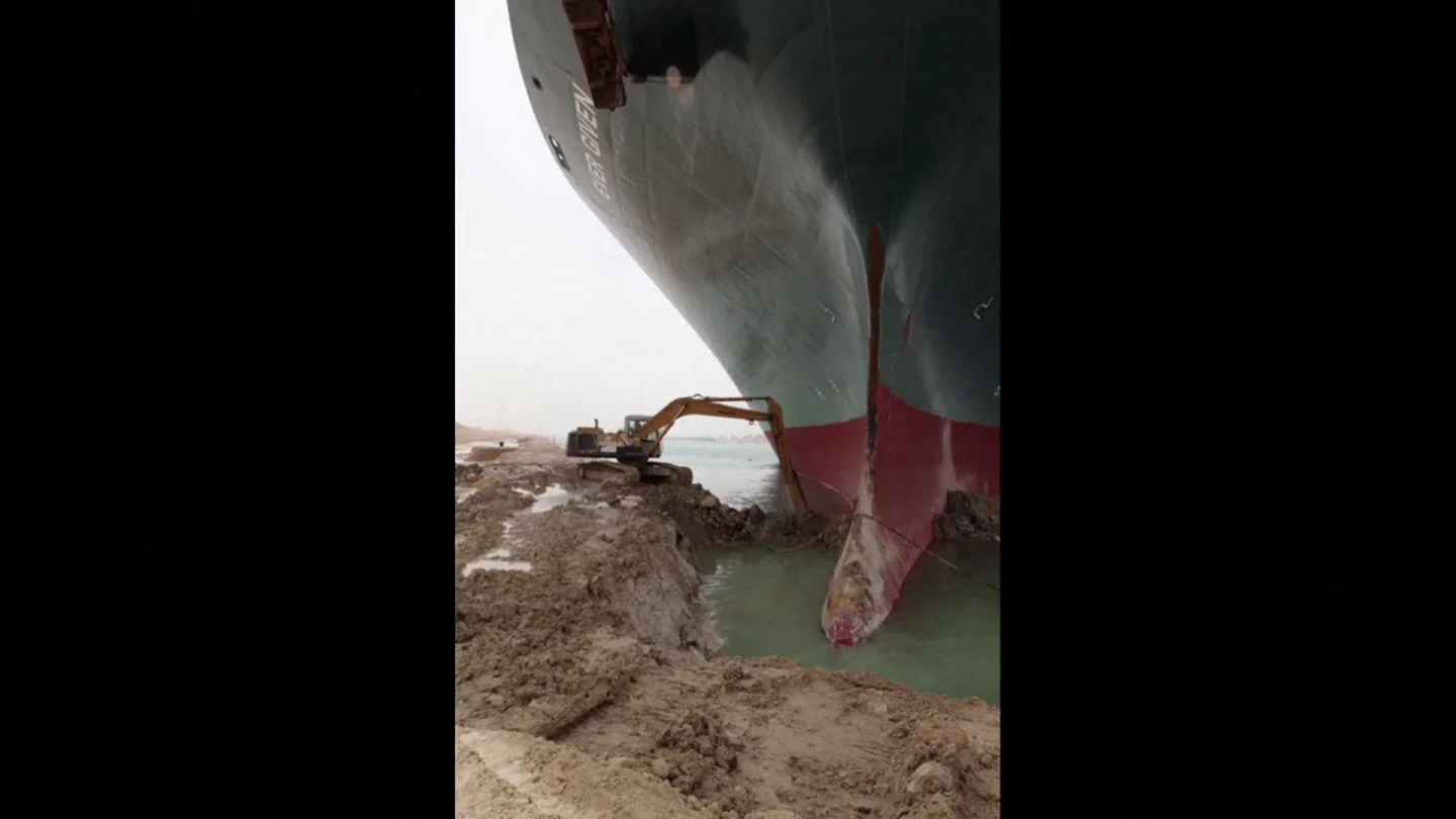Así se está intentando desencallar el carguero que ha bloqueado el Canal de Suez Así se está intentando desencallar el carguero que ha bloqueado el Canal de Suez