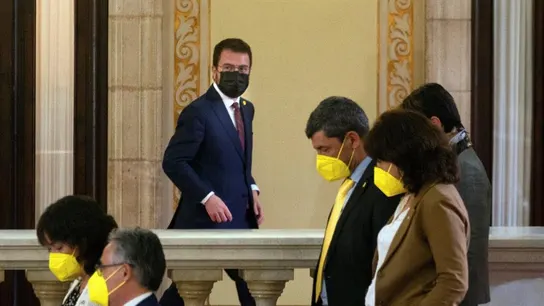 Pere Aragonès junto a varios diputados de Junts en un receso del debate de investidura Pere Aragonès junto a varios diputados de Junts en un receso del debate de investidura