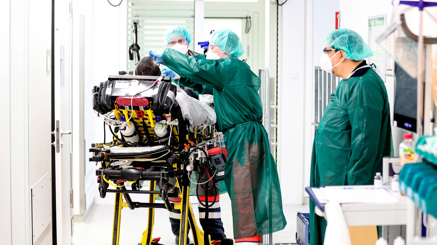 Personal sanitario atiende a un paciente en la UCI del Hospital Universitario de Essen (Alemania) Personal sanitario atiende a un paciente en la UCI del Hospital Universitario de Essen (Alemania)