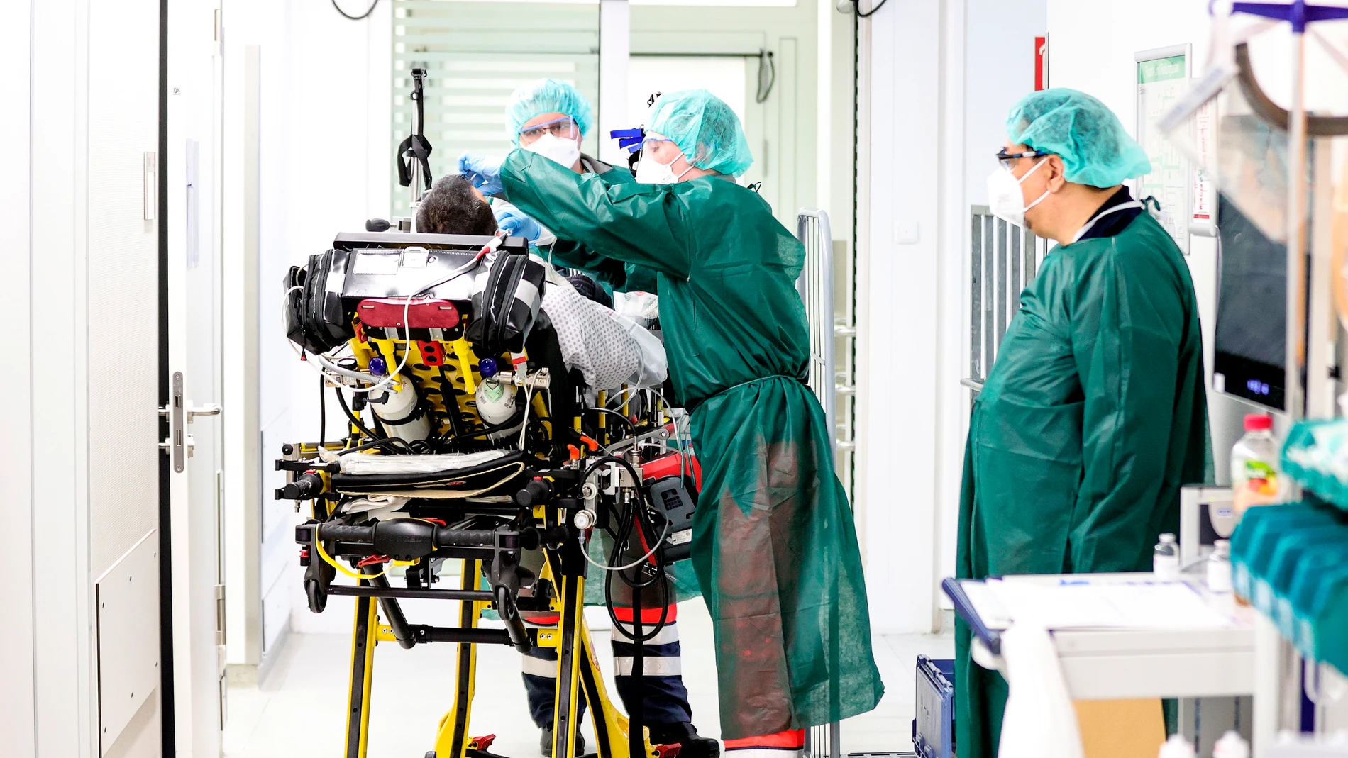 Personal sanitario atiende a un paciente en la UCI del Hospital Universitario de Essen (Alemania)