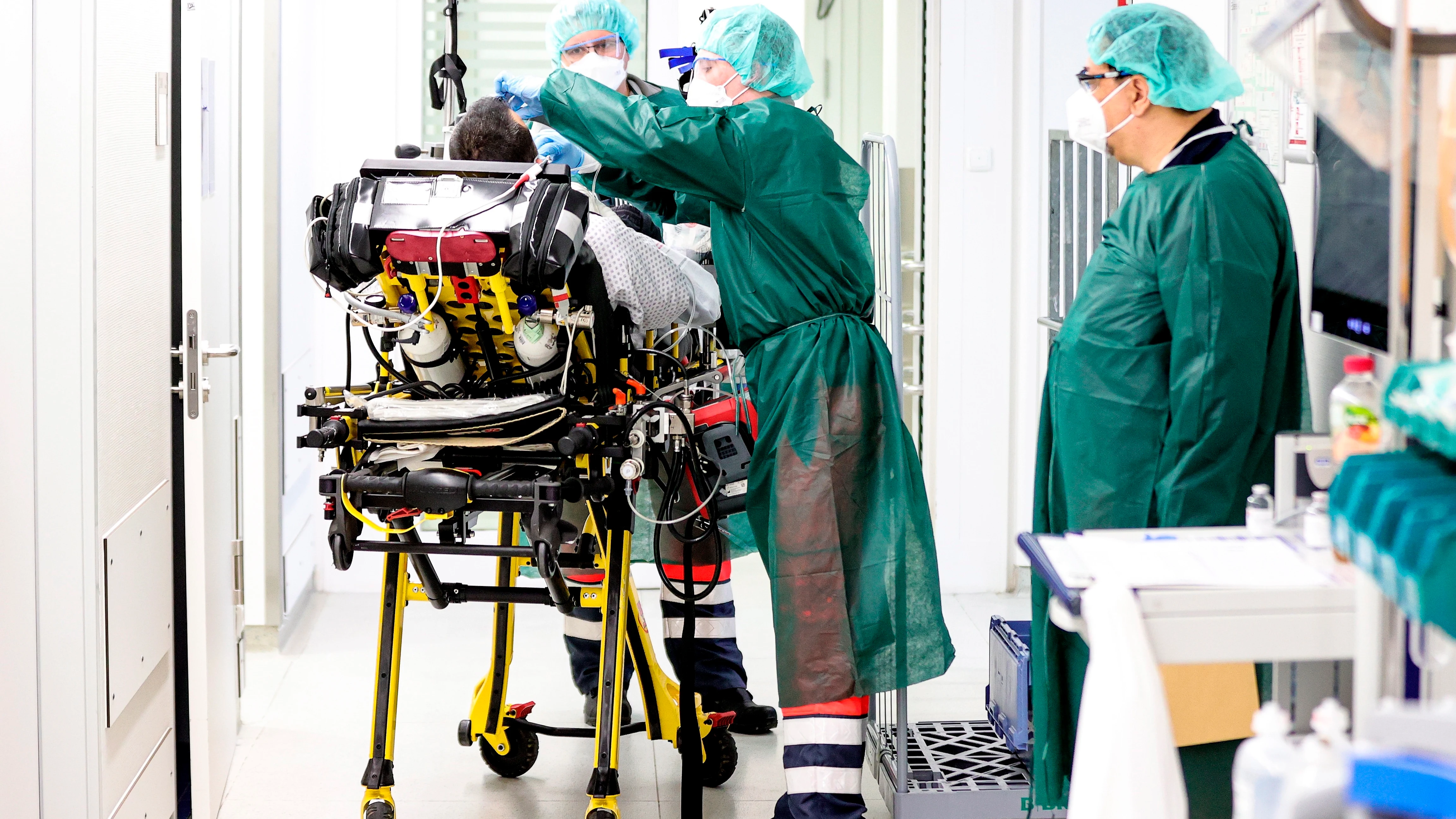 Personal sanitario atiende a un paciente en la UCI del Hospital Universitario de Essen (Alemania)