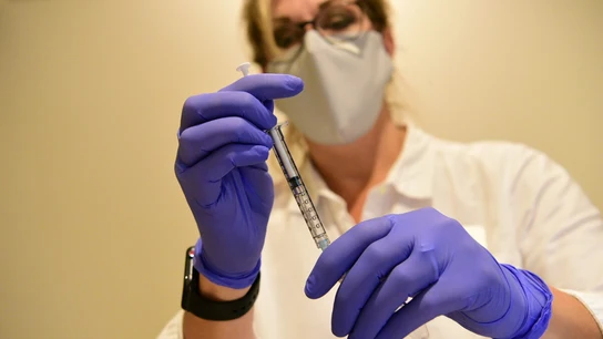 Una sanitaria se prepara para suministrar la vacuna de Janssen Una sanitaria se prepara para suministrar la vacuna de Janssen