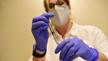 Una sanitaria se prepara para suministrar la vacuna de Janssen