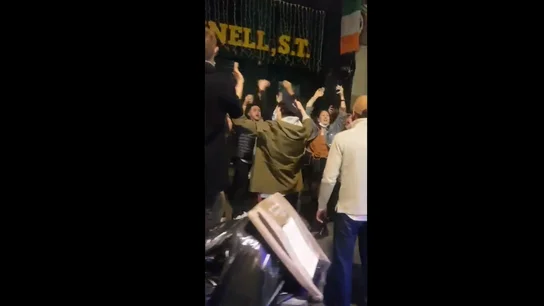 'Fiesta' en pleno centro de Madrid sin mascarillas y sin distancia 'Fiesta' en pleno centro de Madrid sin mascarillas y sin distancia