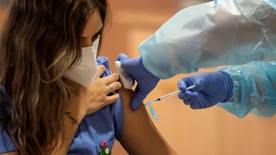 Sanitario administrando vacuna Covid Sanitario administrando vacuna Covid
