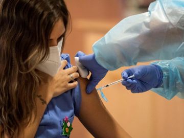 Sanitario administrando vacuna Covid