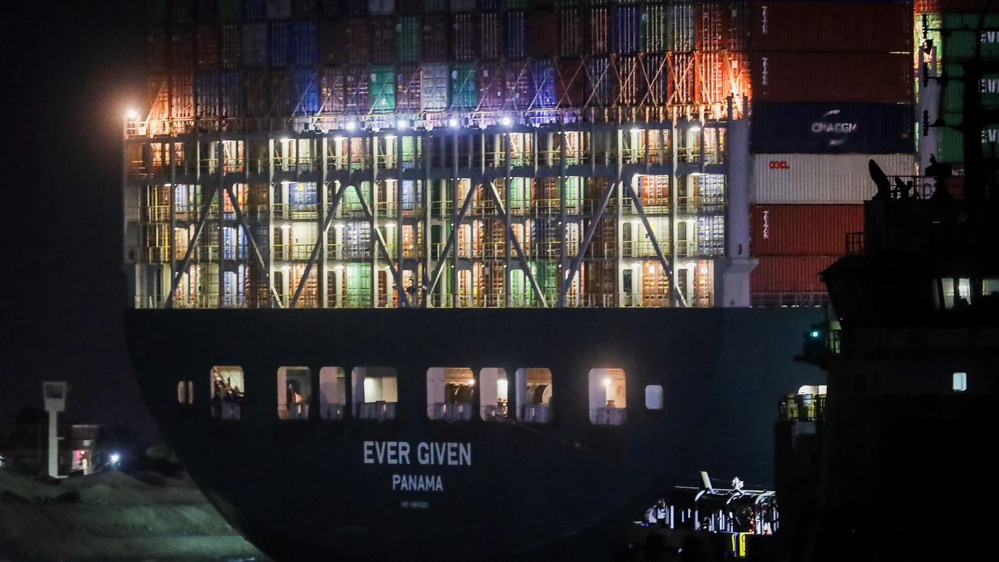 El Ever Given panameño, de noche El Ever Given panameño, de noche