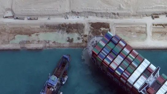 El súper portacontenedores Ever Given, atrapado en el Canal de Suez. El súper portacontenedores Ever Given, atrapado en el Canal de Suez.