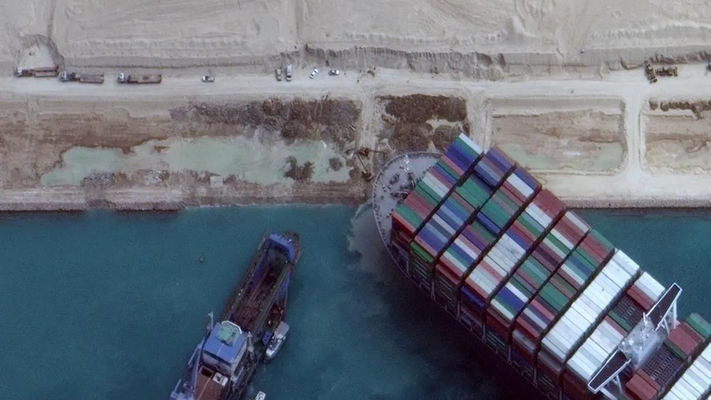 El súper portacontenedores Ever Given, atrapado en el Canal de Suez. El súper portacontenedores Ever Given, atrapado en el Canal de Suez.