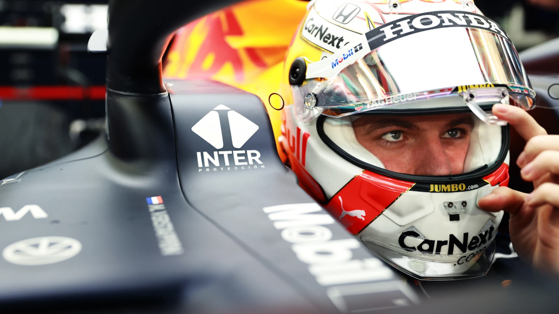 Max Verstappen, en el 'cockpit' de Red Bull