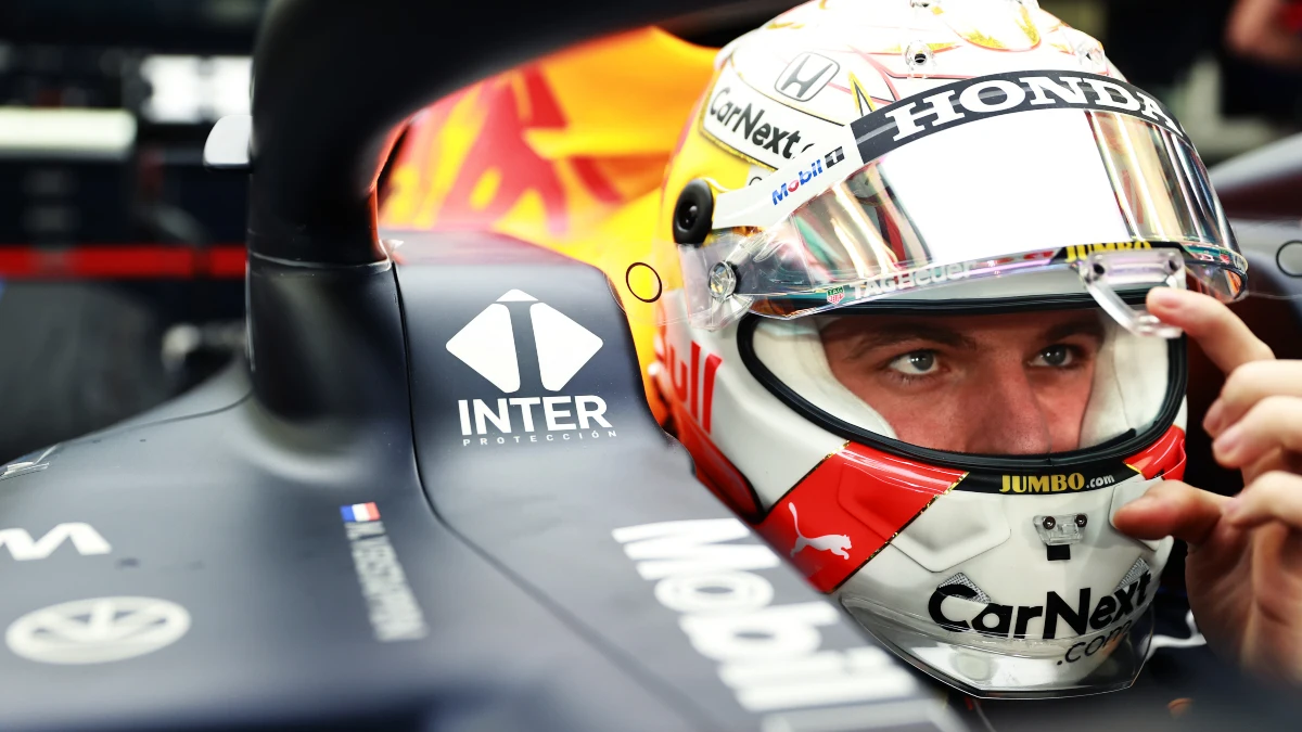 Max Verstappen, en el 'cockpit' de Red Bull