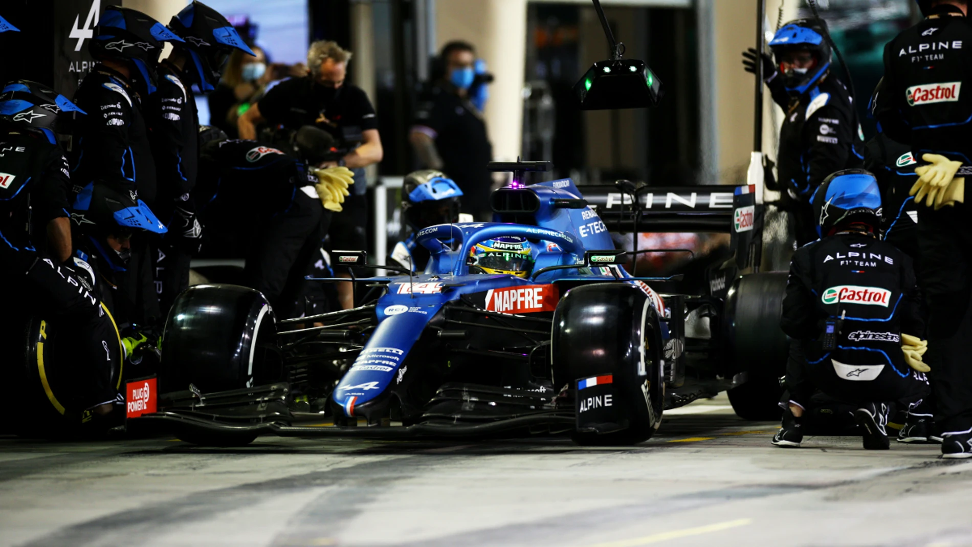 Fernando Alonso, en el pit lane