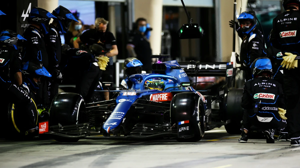 Fernando Alonso, en el pit lane