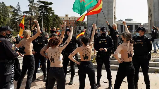 Activistas de Femen irrumpen en un acto de afirmación nacional organizado por diversos colectivos franquistas Activistas de Femen irrumpen en un acto de afirmación nacional organizado por diversos colectivos franquistas