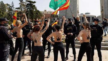Activistas de Femen irrumpen en un acto de afirmación nacional organizado por diversos colectivos franquistas