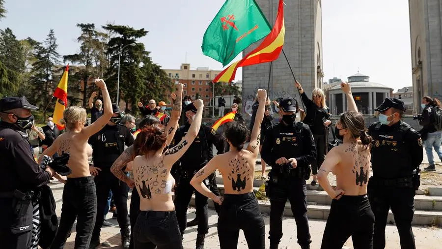 Activistas de Femen irrumpen en un acto de afirmación nacional organizado por diversos colectivos franquistas