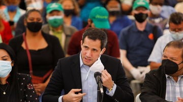 Juan Guaidó se retira la mascarilla durante una intervención