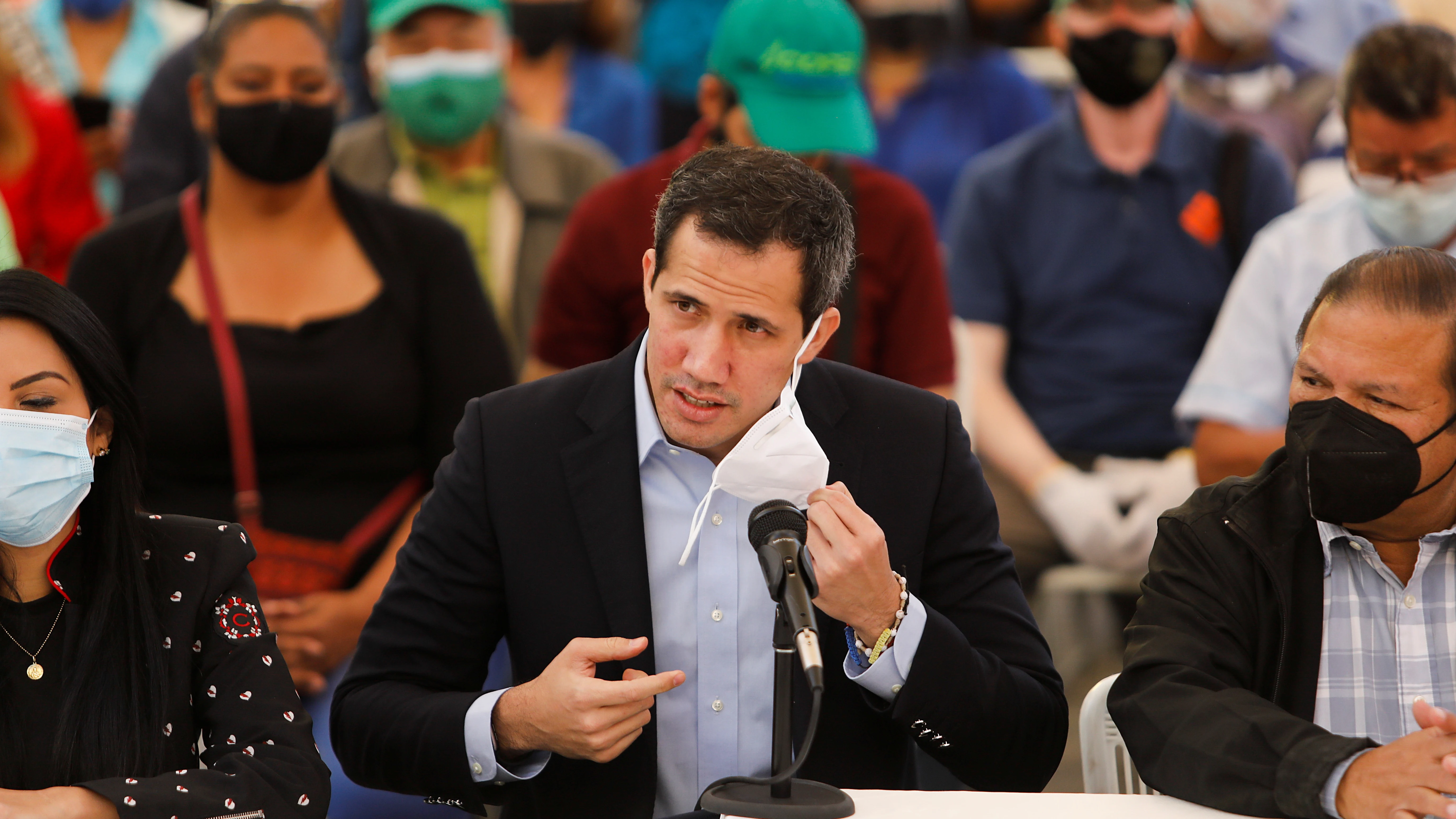 Juan Guaidó se retira la mascarilla durante una intervención