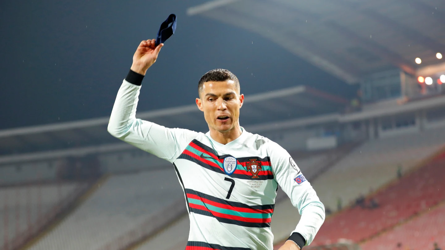Cristiano Ronaldo tira el brazalete de Portugal Cristiano Ronaldo tira el brazalete de Portugal