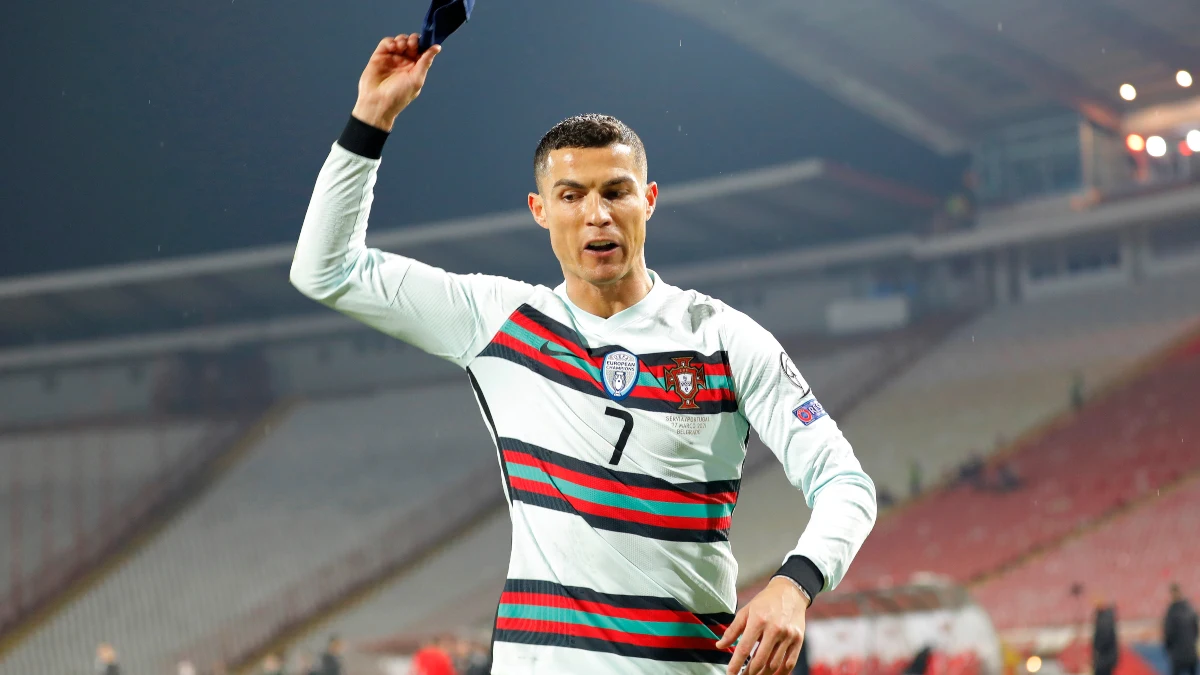 Cristiano Ronaldo tira el brazalete de Portugal