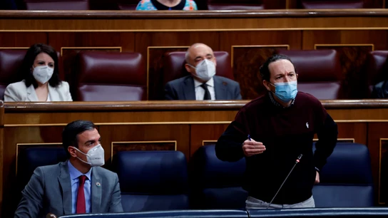 Pablo Iglesias interviene en el Congreso ante la mirada de Pedro Sánchez Pablo Iglesias interviene en el Congreso ante la mirada de Pedro Sánchez